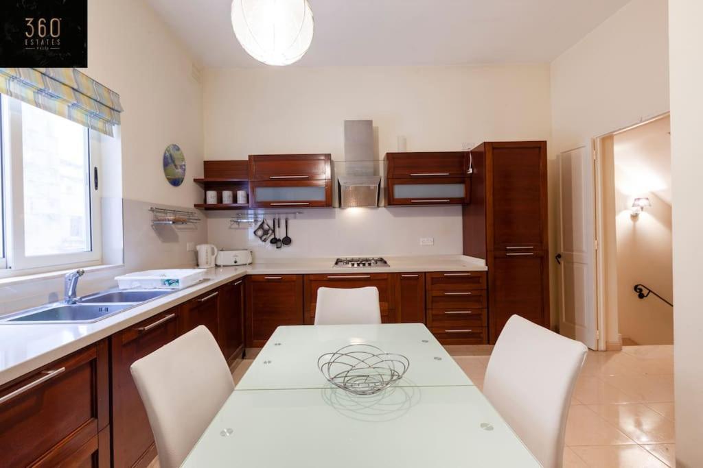סליאמה Beautiful, Typical Maltese 4Br Home With Roof Top By 360 Estates מראה חיצוני תמונה